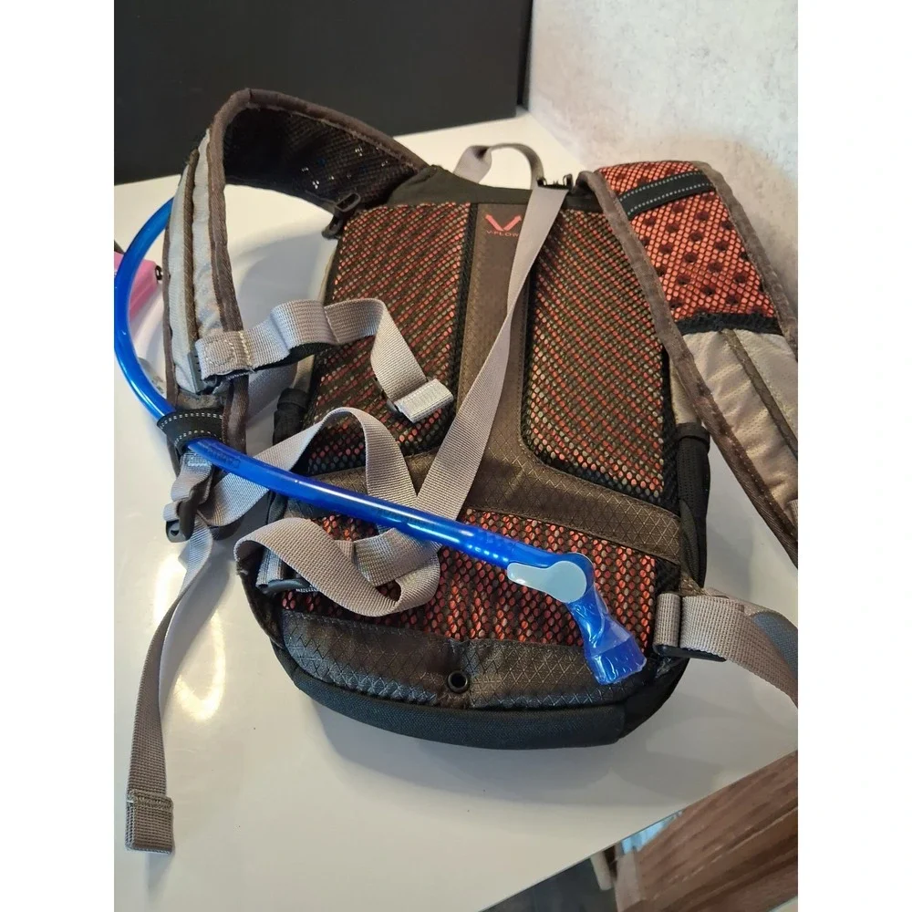 Merrell V-Flow Nylon Hydration Backpack Daypack Mesh Pockets Hiking Cycling Unis